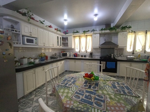 Lujosa Casa Con 4 Habitaciones Y 5 Puestos De Estacionamiento Se Vende En El Km 23 El Junquito - El Tibron