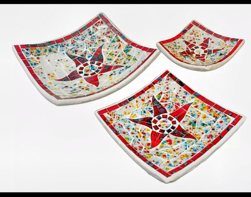 Platos Decorativos En Cerámica Y Venecitas Blanco Y Tonos Tierra, Rojo, Amarillo, Verde Y Azul. Flor (Usado)