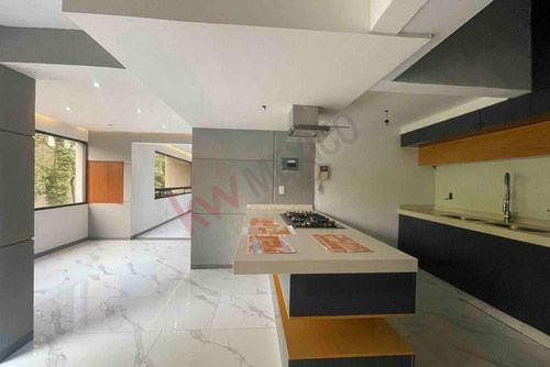 Espectacular Casa En Venta En Bosques De Las Lomas, Varios Niveles Con Jardín Y Remodelada