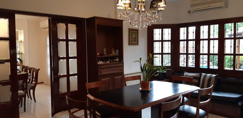 Casa En Venta De 4 Dormitorios En Barrio San Salvador. Excelente Construcción.