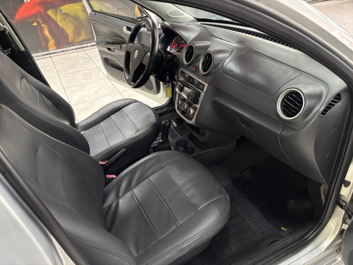 Volkswagen Gol 1.6 MI 8V FLEX 4P MANUAL G.V