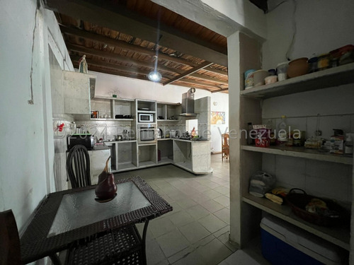 Raiza Suárez Vende Hermosa Casa Ubicada En La Parroquia El Cuji 2 4 1 9 8 7 5 Posee 4 Haitaciones, 2 Baños, 2 Puestos De Estacionamiento, Tanque Subterráneo De 2 Mil Litros, Seguridad Las 24 Hor