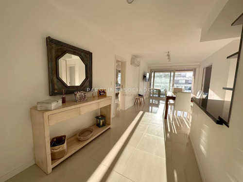 Apartamento En Venta De 2 Dormitorios Y Medio En Torre Icon, Punta Del Este.