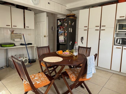 Casa En Venta De 7 Dorm. En Ñuñoa
