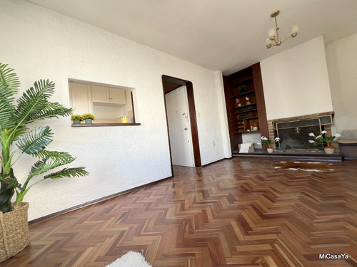 Alquiler De Hermoso Apartamento Formato Casa De Altos En Pocitos 2 Dormitorios Excelente Ubicación Todo Al Frente Estufa A Leña Sin Gastos Comunes