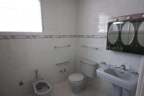 Bella Casa, Con Amplios Espacios Y Jardines Ubicada En Calle Cerrada. 25-17564.