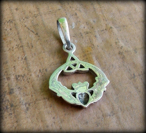 Atacado 10 Pcs! Pingente Tríquetra Claddagh Full Crown Prata