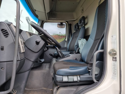 Imagem 5 de 15 de Volvo Vm 270 8x4 Ano 2013 Caçamba Bitruck Traçado