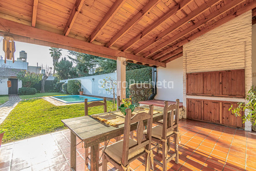 Venta Casa 4 Ambientes Con Jardín Y Piscina En Haedo Sur