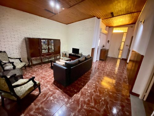 Venta Casa En Prado Con 3 Dormitorios, Escritorio, 2 Baños Y Garage