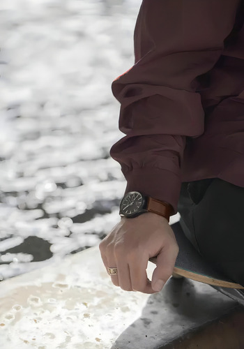 Reloj Nixon Sentry Solar Leather Gunmetal Malla Marrón Bisel Negro