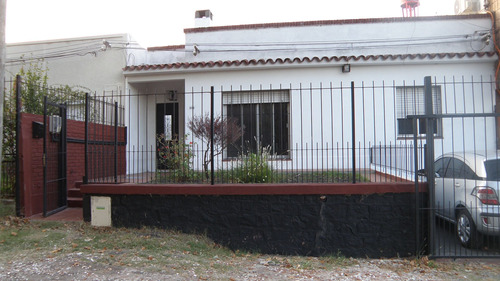 Casa En Venta De 3 Dormitorios En Sarandi (ref: Iea-473)