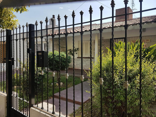 Apto Credito !!! Vendo Casa 3 Dormitorios, 6 Amb. Bº Los Naranjos (con Renta)