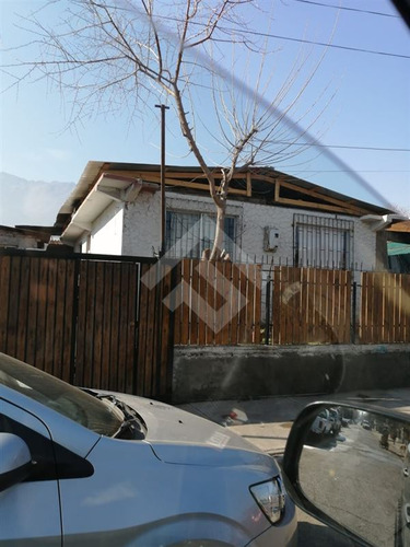 Casa En Venta De 2 Dorm. En Peñalolén