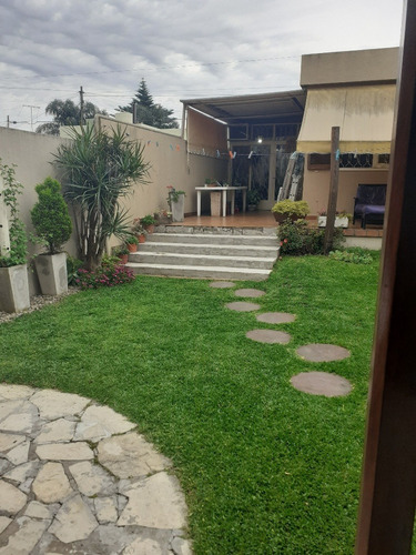 Imagen 4 de 10 de Excelente Casa 4 Ambientes Con Fondo Parquizado Y Quincho
