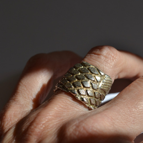 Imagen 3 de 7 de Anillo Piel De Serpiente, Texturas Modeladas A Mano, Alpaca