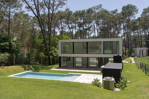Casa En Punta Del Este. Venta Y/o Alquiler
