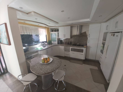 En Venta Town House Amoblado En Mañongo (al)