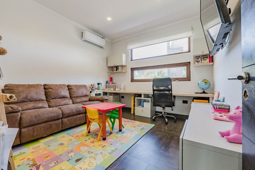 Casa Con Doble Altura Impecable, En Condominio Las Garzas
