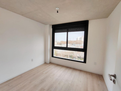 Venta Apartamento 2 Dormitorios. Piso Alto Sobre Av. Libertador. Balcón Soleado