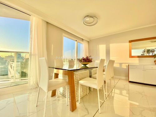 Apartamento De 4 Dormitorios En Venta En Edificio Paramount, Punta Del Este.