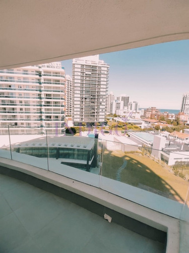 Imagen 2 de 16 de Apartamento En Artower, Con Buena Vista, Muy Luminoso, 1dormitori Y 1 Baño
