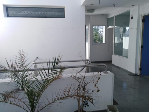Imagen 3 de 24 de Amplio Edificio Con Excelente Ubicación En Quilmes Este