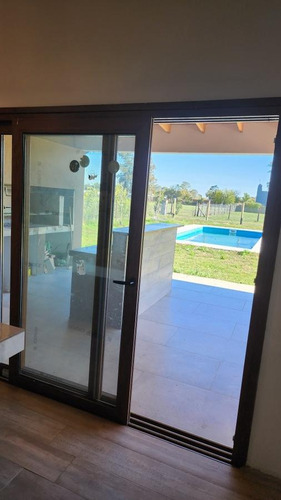 Casa En Venta - 3 Dormitorios 1 Baño - 1118mts2 - Florencio Varela