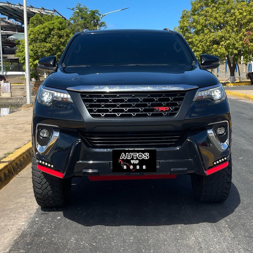 Imagen 2 de 14 de Toyota Fortuner Trd