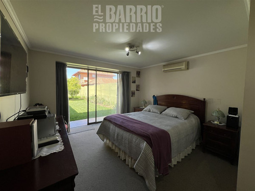 Casa En Venta De 5 Dorm. En Colina