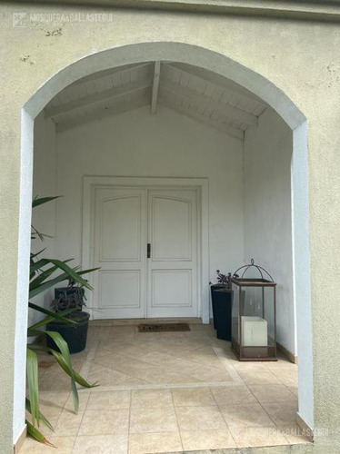 Muy Linda Casa Tradicional En Los Jazmines