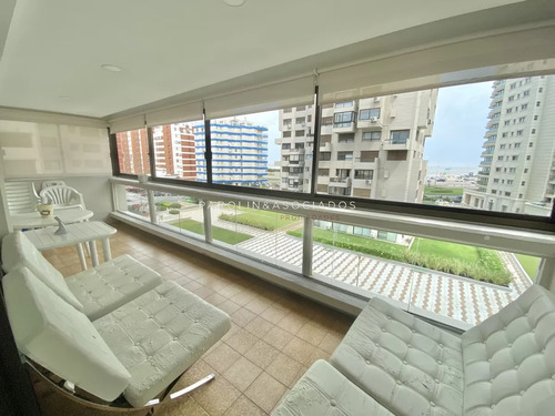 Venta De Apartamento De 2 Dormitorios En Parquemar Center