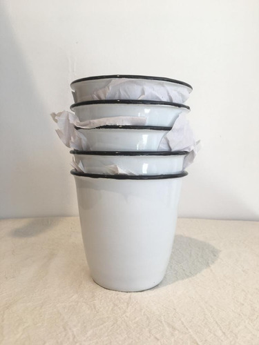 Imagen 3 de 3 de Vaso/chop Enlozado Blanco Con Borde Negro 10cm Diametro.