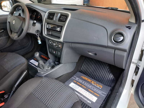 Imagem 14 de 15 de Renault Logan Authentique 1.0 (flex)