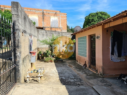Imagem 1 de 8 de Terreno À Venda C/ 2 Casas E Quintal Grande.
