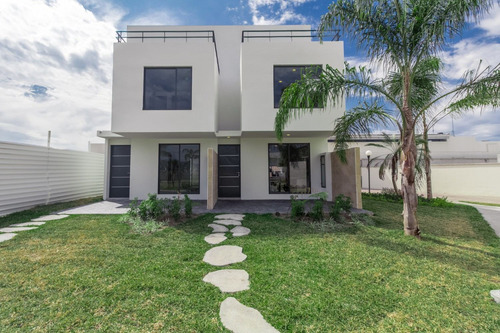Imagen 7 de 14 de Venta De Casa Con Enormes Extensas Areas Verdes