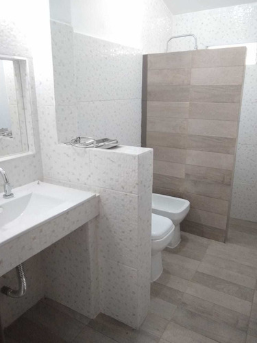 Casa Con Patio, 4 Dormitorios, 2 Baños.