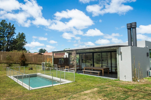 Altos. Construcción Tradicional. Impecable. Serv. Piscina