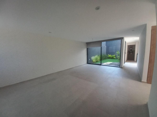 Casa En Venta En El Refugio, 3 Recámaras, 2.5 Baños, Alberca, 2 Autos, Lujo!