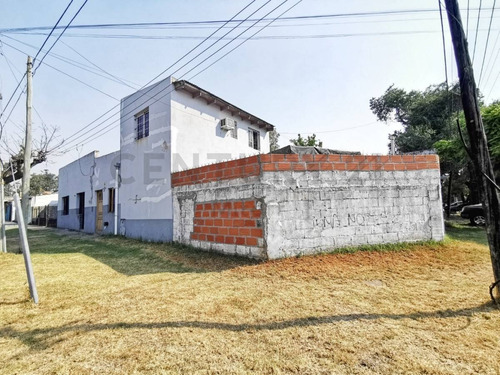 Imagen 2 de 19 de Casa En Venta De 2 Dormitorios Con Patio En La Plata