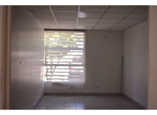 Arriendo Bodega 396 M2 + 72 M2 De Oficina, Sector Aeropuerto