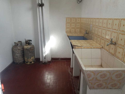 Imagen 10 de 12 de Zona Centro Ambiente Único 2º Piso Por Escalera Buen Estado