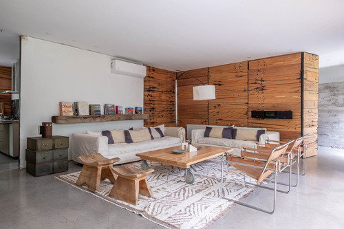 Casa Con Un Diseño Único Y Amplios Espacios