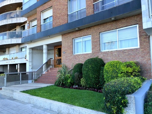 Apartamento Interior En Primer Piso Por Escalera, Muy Luminoso. Situado En Edificio Sobre La Rambla De Punta Carretas. En Buen Estado