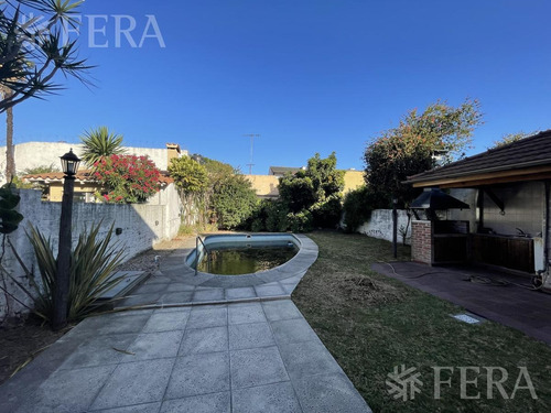 Imagen 1 de 17 de Venta Casa 4 Ambientes Con Cochera, Quincho Y Fondo Libre Con Piscina En Don Bosco (30983)