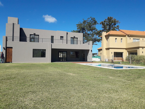 Casa En Venta. Pileta. 3 Dormitorios. Gran Lote Interno. Barrio Cerrado San Matias, Escobar