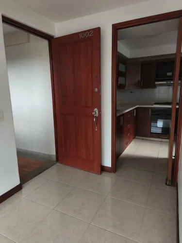 Vendo Apartamento Con Excelente Ubicación En La Parte Baja De La Loma De Los Bernal.