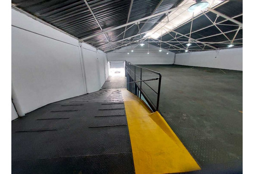 Alquilo Galpón 1200m2 Chacao 9867