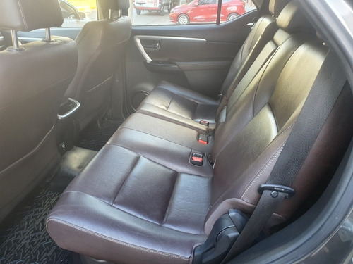 Imagen 8 de 10 de Toyota Sw4 2.8 Srx 177cv 4x4 7as At 2017