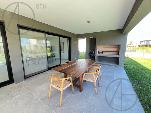 Casa En Venta De 5 Ambientes En Puertos